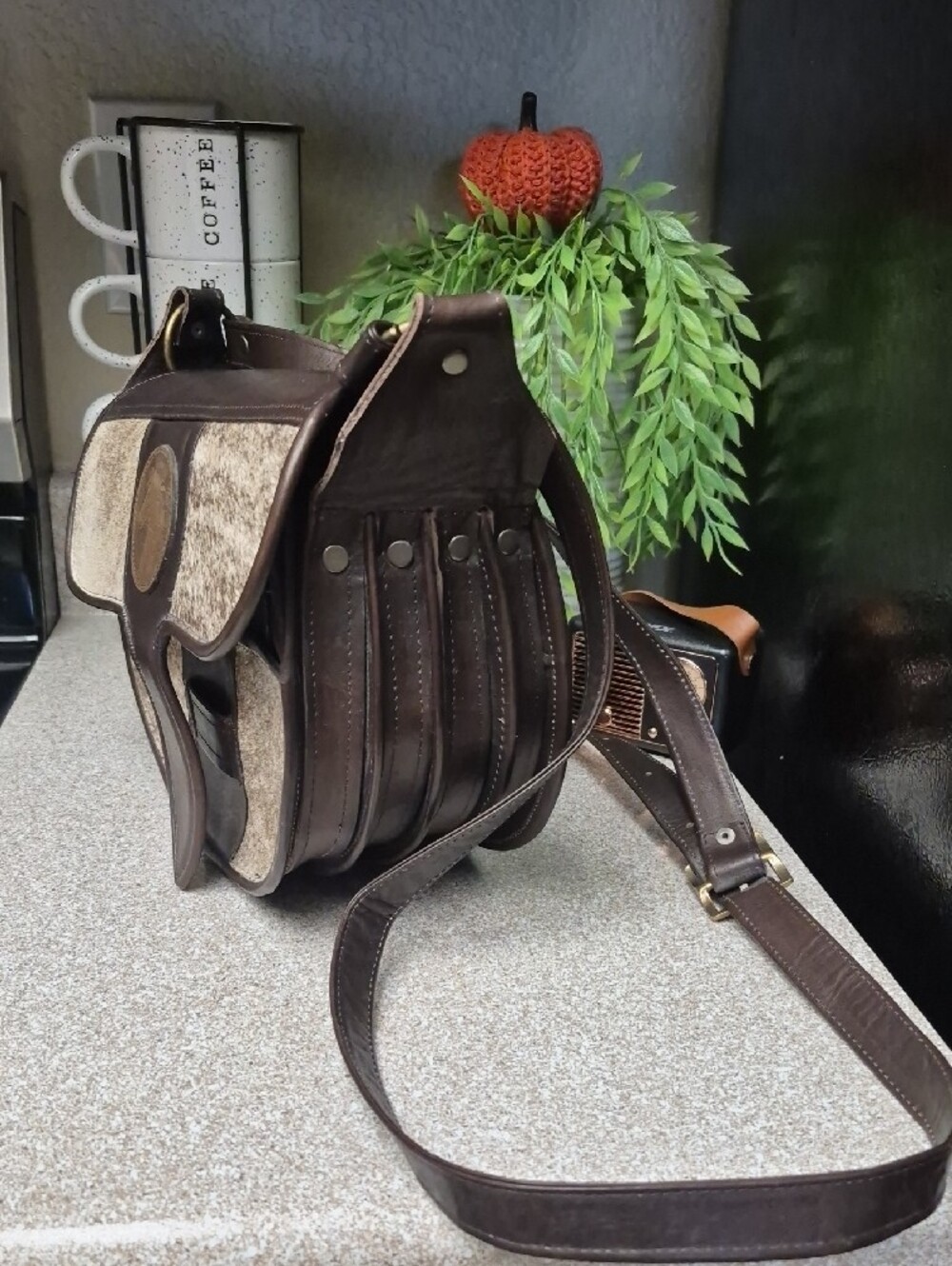 Vintage-Inspired Brown Hair-on-Hide Crossbody Bag - Picture 4 of 6